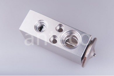 Розширювальний клапан компресора автокондиціонера